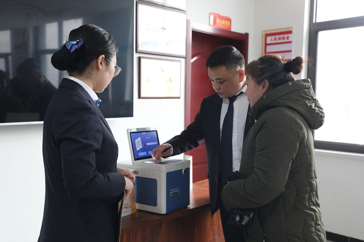 保定市满城区：进村办理社保卡 便民服务暖人心_fororder_工作人员展示第三代社保卡信息录入设备 摄影 邱迎新