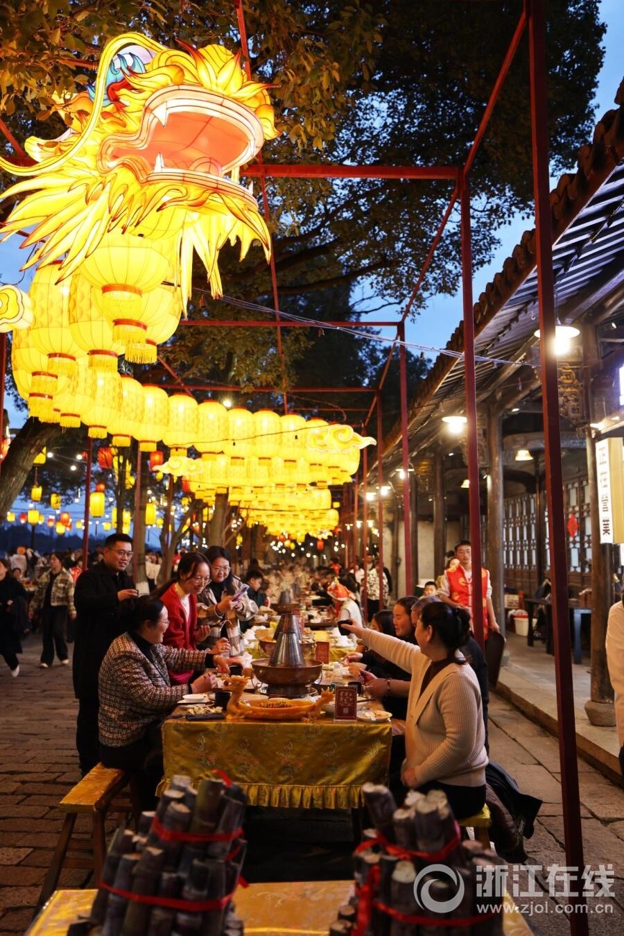乌镇“长街龙宴”食来一年好运道_fororder_W020240214322947826906