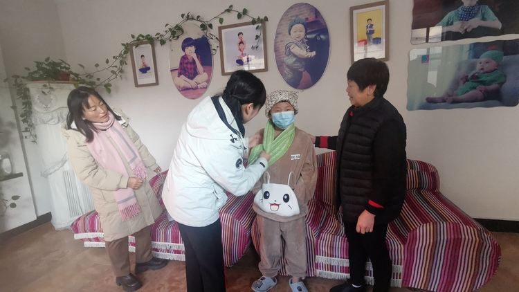 图片默认标题_fororder_“爱心妈妈”为困境儿童试戴围脖帽子 摄影 贾俊杰