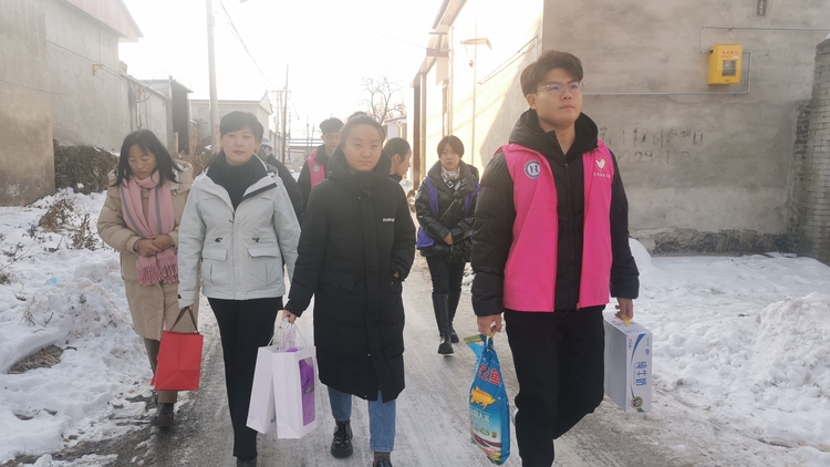 图片默认标题_fororder_满城区妇联携手“爱心妈妈”志愿者、河北软件职业技术学院师生代表入户慰问困境儿童 摄影 贾俊杰