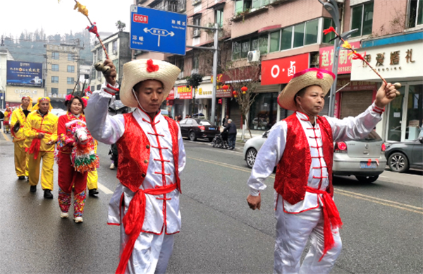 门票收入同比增长超40% 雅安新春文旅市场“热辣滚烫”_fororder_名山区2024春节巡游活动之民俗马马灯-供图-名山区融媒体中心