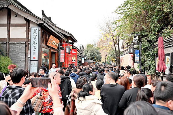 春节假期 214万人次耍青羊A级旅游景区_fororder___宽窄巷子人头攒动-供图-成都市青羊区委宣传部-