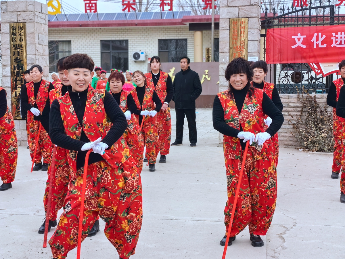 保定市满城区：民俗迎元宵 热闹年味浓_fororder_拐杖舞《二奶奶》 摄影 朱路