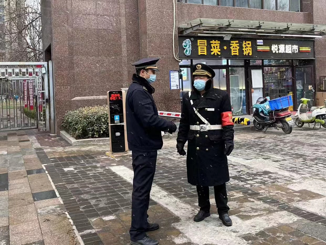 西安迎2024年首场降雪 高新城管启动扫雪除冰预案_fororder_图片2