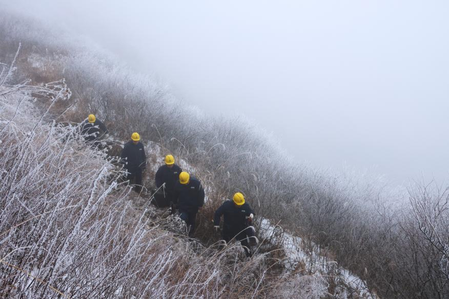 迎“寒”而上｜国网陕西超高压公司迎雪而行护航“民生温度”_fororder_图片1