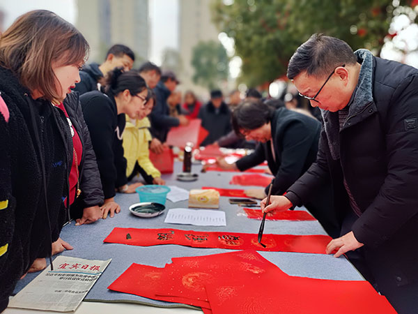 2024宜宾首届和美乡村文化节翠屏区白花镇分会场启动仪式举行_fororder_为群众写春联-摄影-高学兵