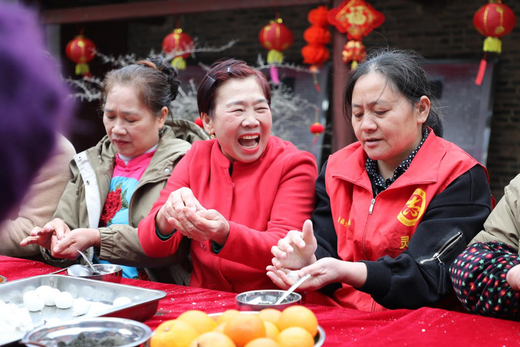 广西灵川：包汤圆 做花灯 欢欢喜喜闹元宵_fororder_图片1