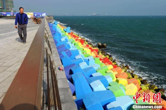 青岛海湾现炫彩防浪石 石堤色彩似彩虹