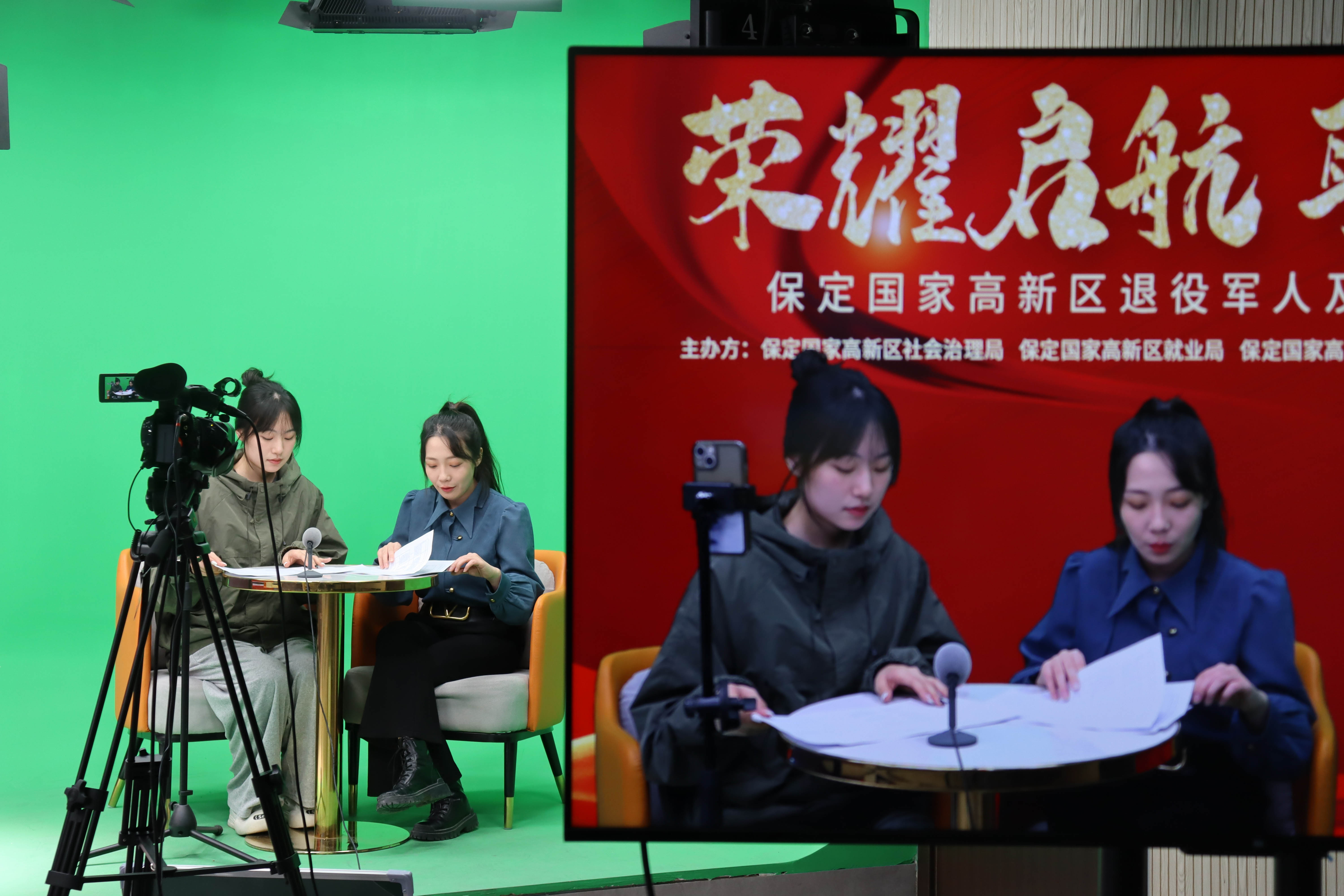 保定市莲池区：优环境、抓招商、促发展_fororder_图片四：在保定市人力资源数字产业园内，工作人员进“直播带岗”。（马金星供）