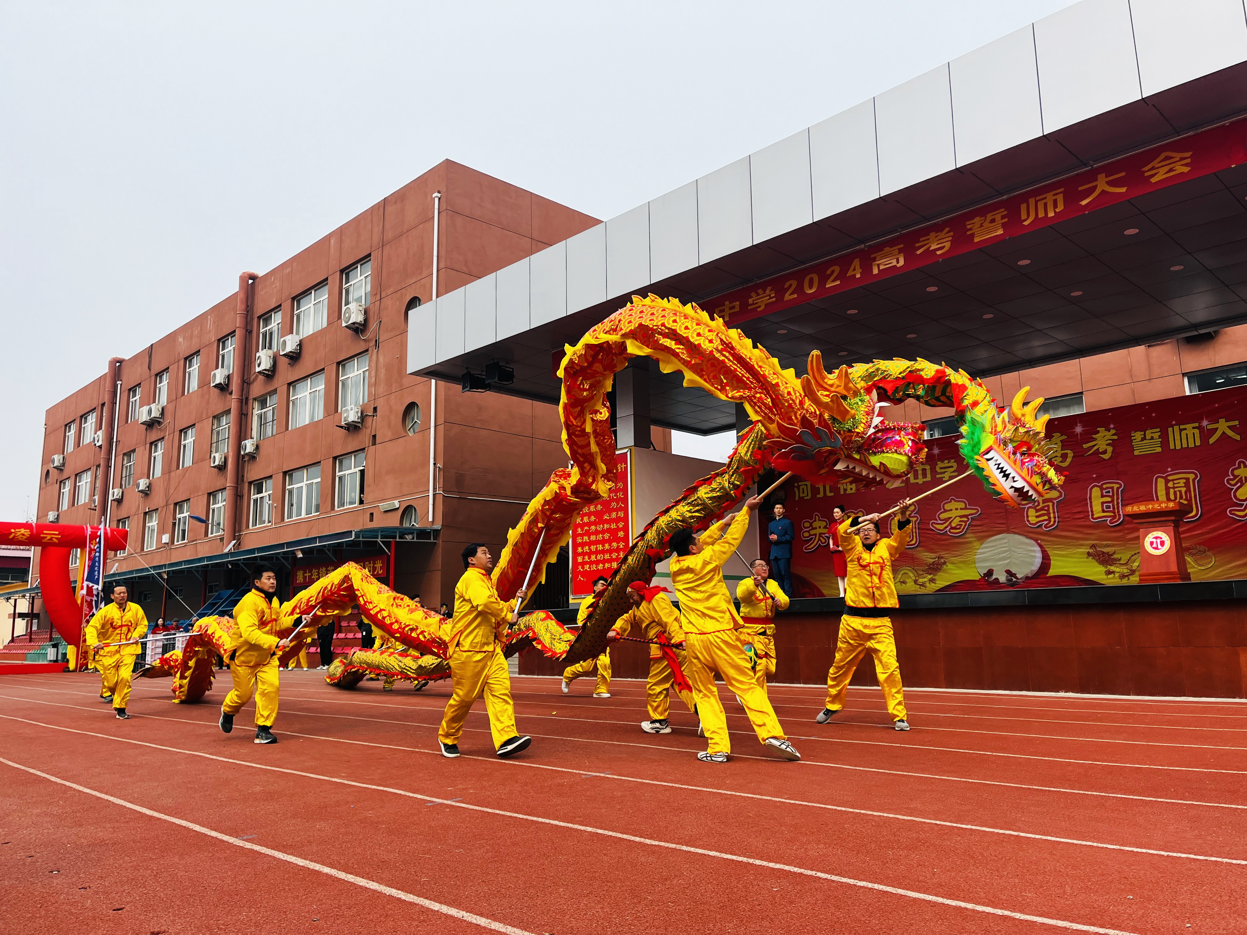 图片默认标题_fororder_图为涞水县民间艺人舞龙灯为高三学子助威。（徐梓钰 摄）.JPG