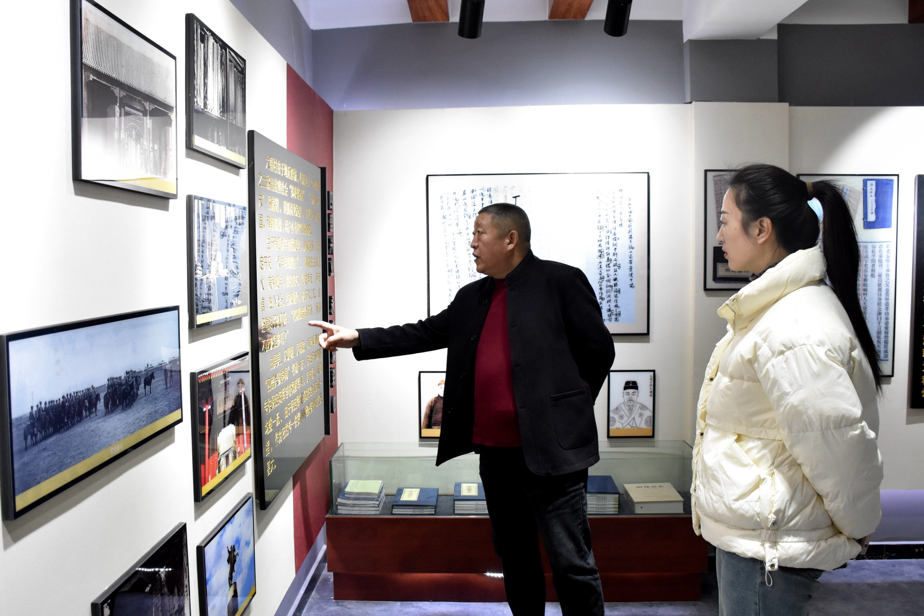 图片默认标题_fororder_村民参观大福村村史馆，了解大福村发展历程。 赵琪摄.JPG