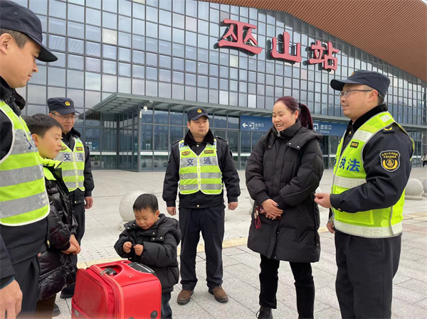 重庆巫山：开启春运交通执法 护航群众平安出行_fororder_图片1