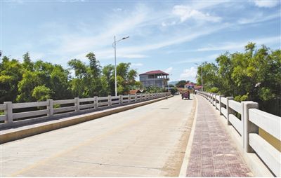中国援助柬埔寨乡村道路项目助力当地摆脱贫困 当地村民感慨——“日子好起来 都是因为有了这条路”