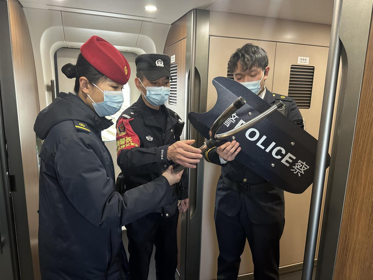 春运开启 暖心服务守护“回家路”_fororder_图片2