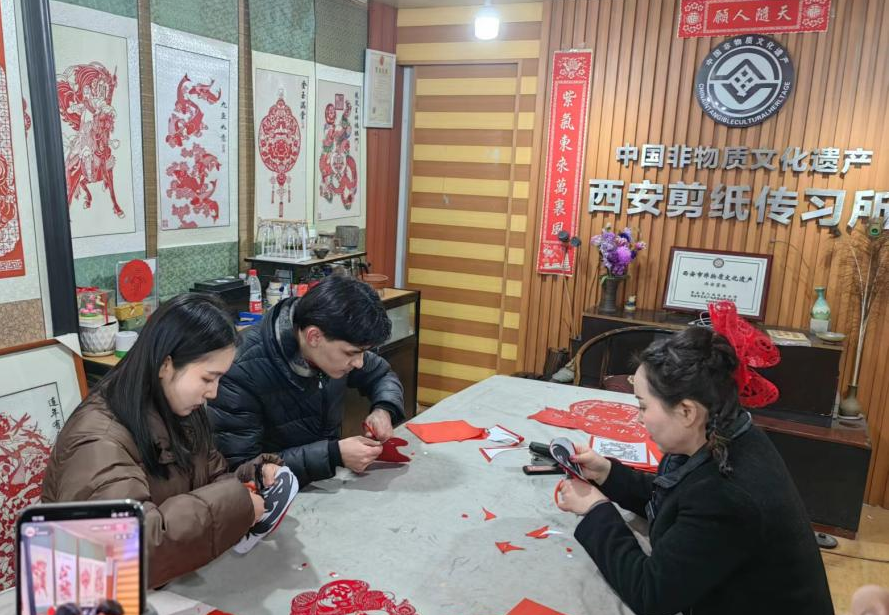 【陕耀国际·35期】寻年味 话年俗 看丝路青年如何潮玩西安年？_fororder_图片7