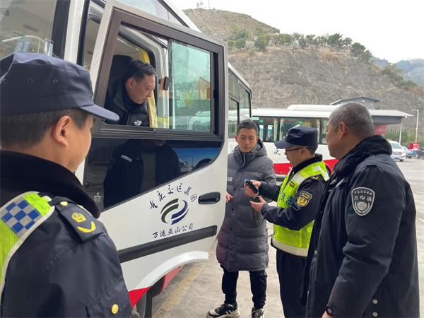 重庆巫山：开启春运交通执法 护航群众平安出行_fororder_图片2