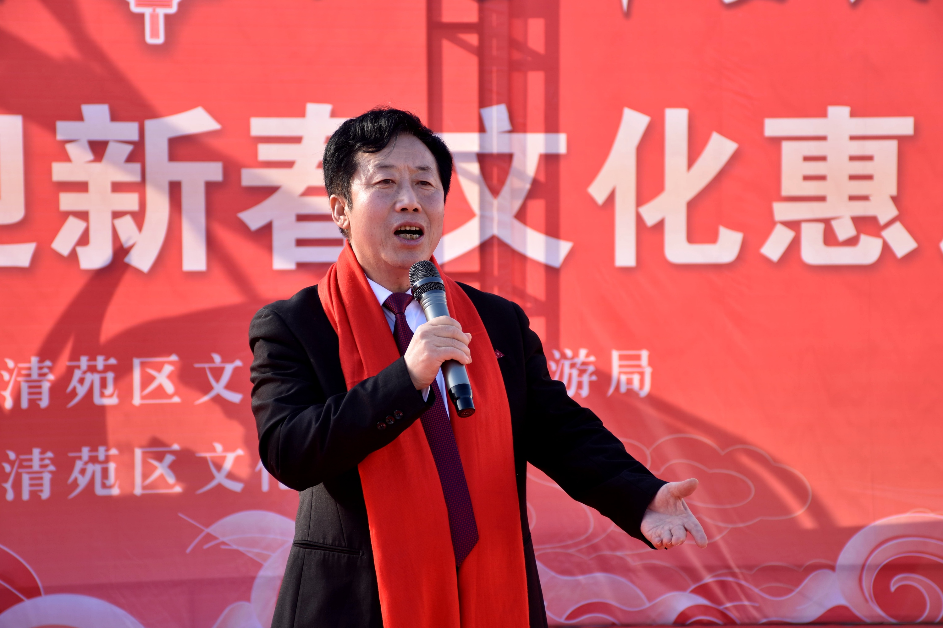 河北清苑：文化下乡迎新春_fororder_文艺爱好者唱红歌迎新春。 赵琪摄.JPG