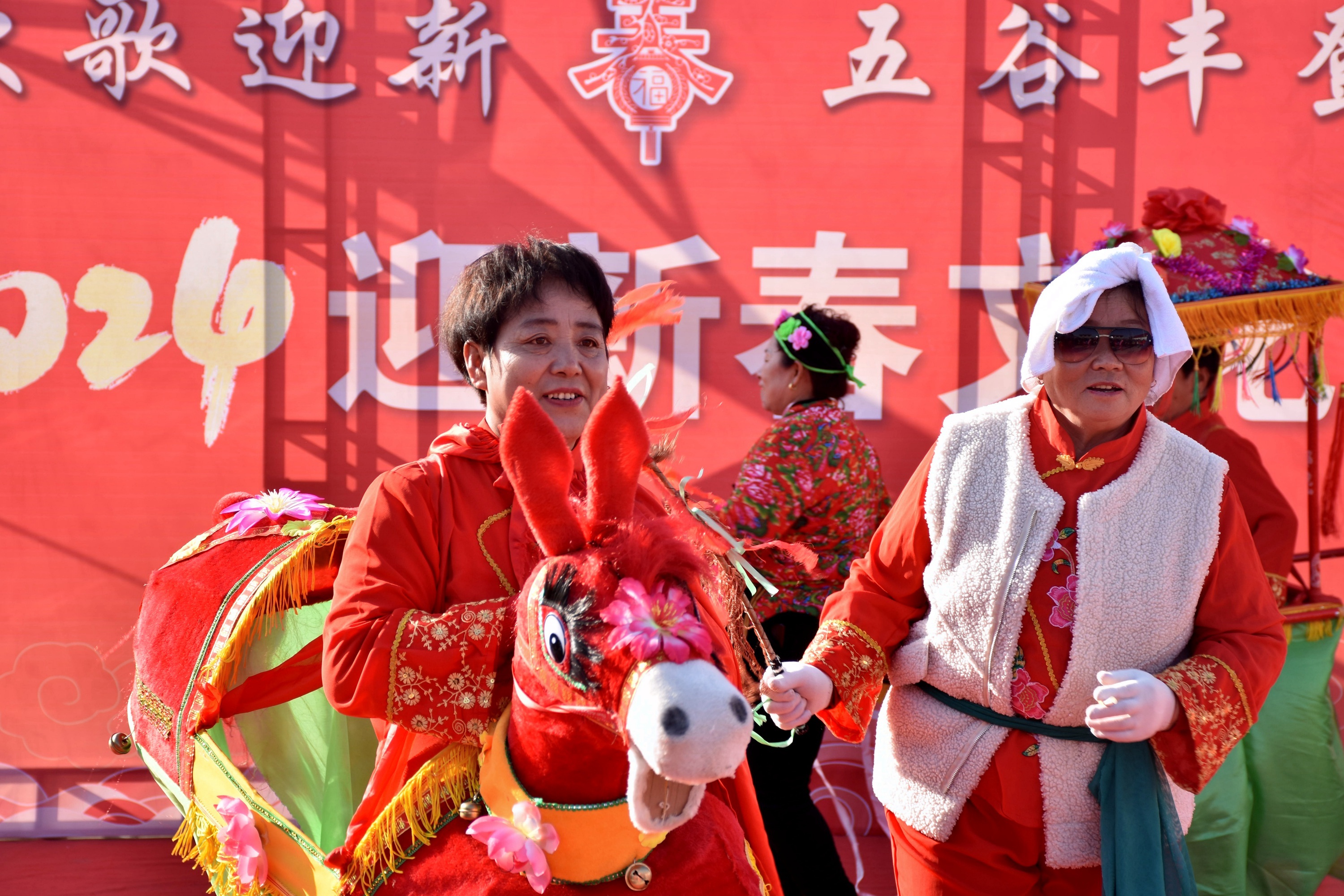 河北清苑：文化下乡迎新春_fororder_花会表演欢乐多。 赵琪摄