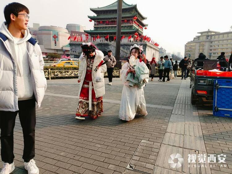 “新春战袍”火出圈 马面裙与古城西安实现双向奔赴