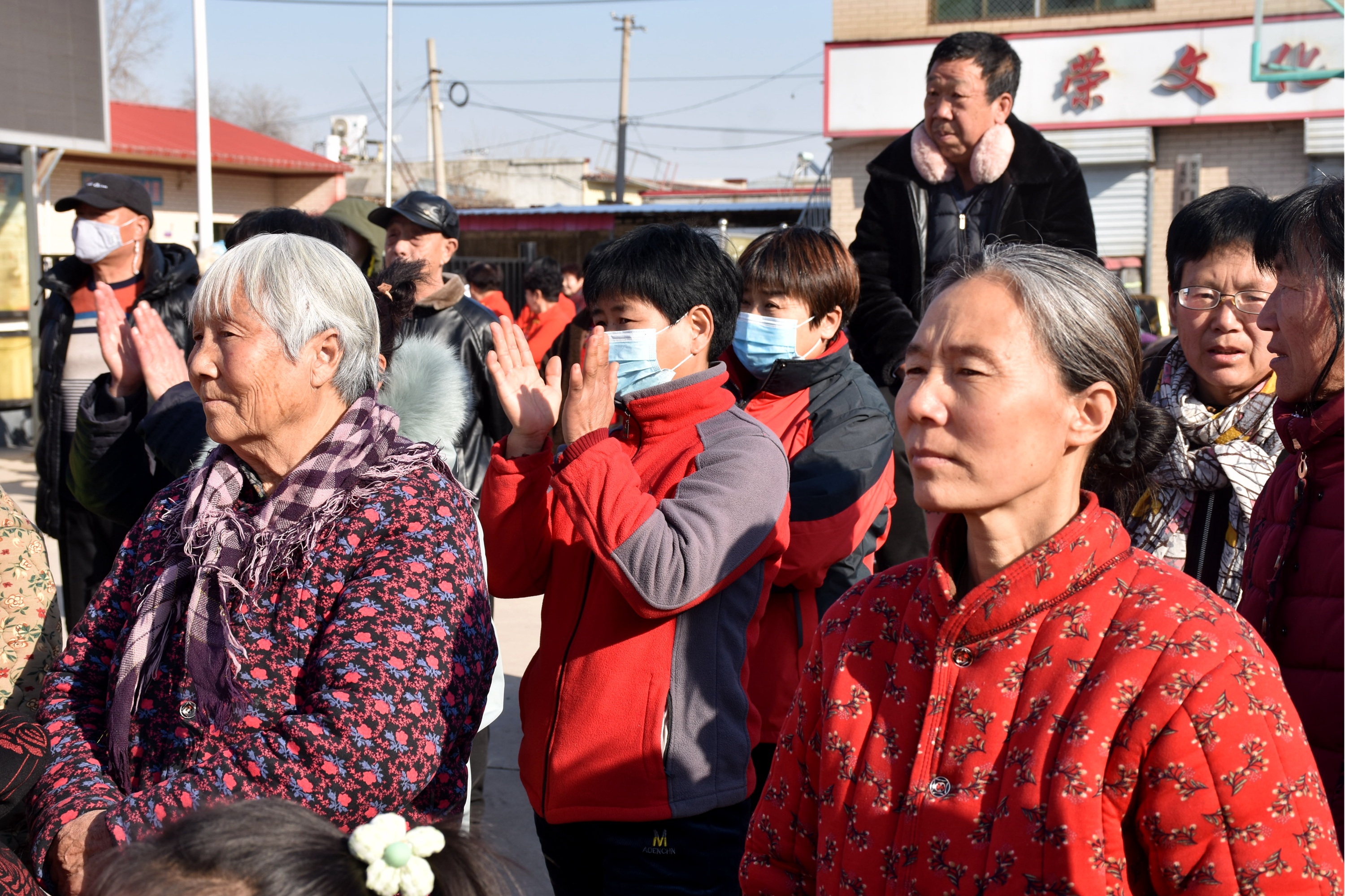 河北清苑：文化下乡迎新春_fororder_活动现场人头攒动、掌声不断。 赵琪摄.JPG