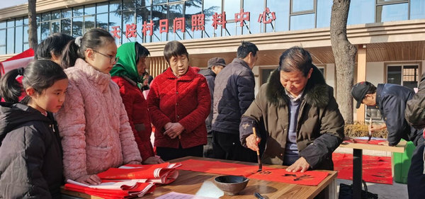 【原创】洛阳市伊川县：墨香四溢迎新春 义写春联送祝福_fororder_02
