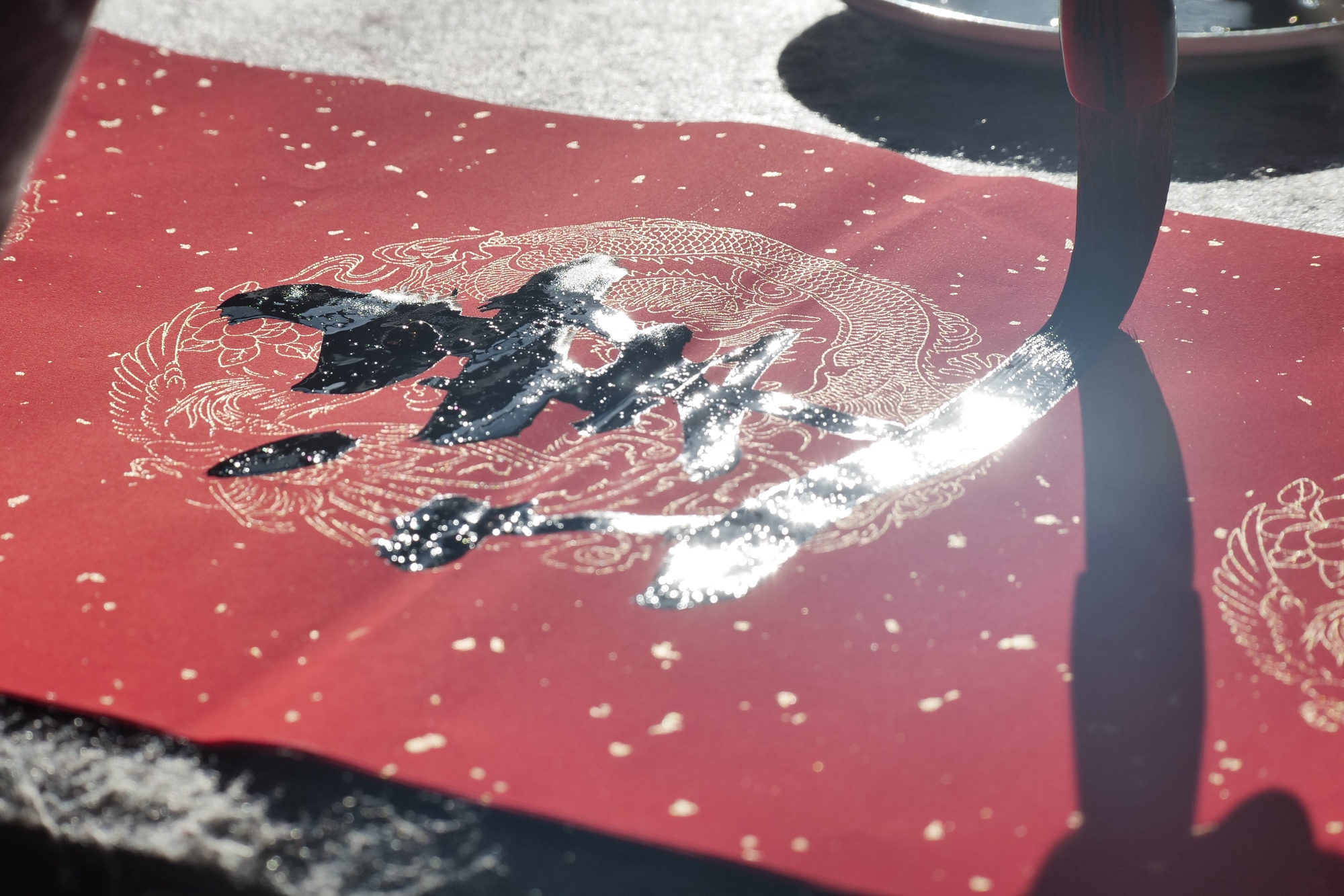 保定市满城区：挥毫送春联 墨香添年味_fororder_毛笔在红纸上“灵动” 摄影 边龙.JPG