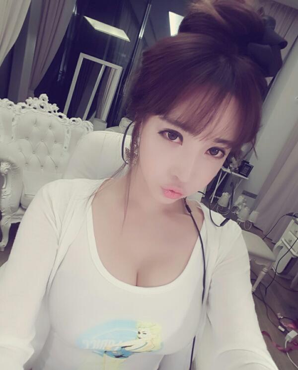韩国人气女主播天使般面孔 娜美般火爆身材(图)
