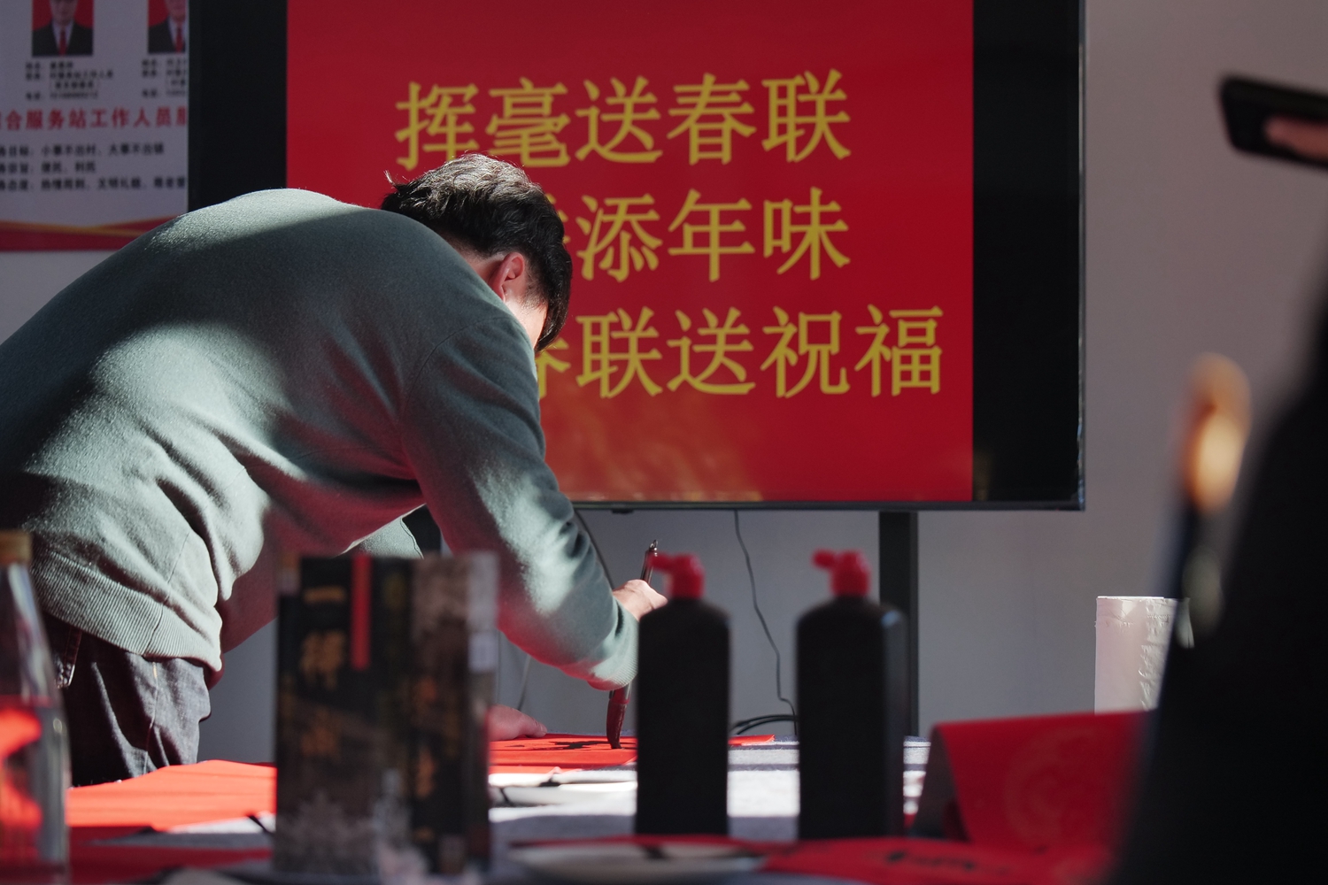 保定市满城区：挥毫送春联 墨香添年味_fororder_满城区白龙乡“挥毫送春联 墨香添年味”活动现场 摄影 边龙.JPG