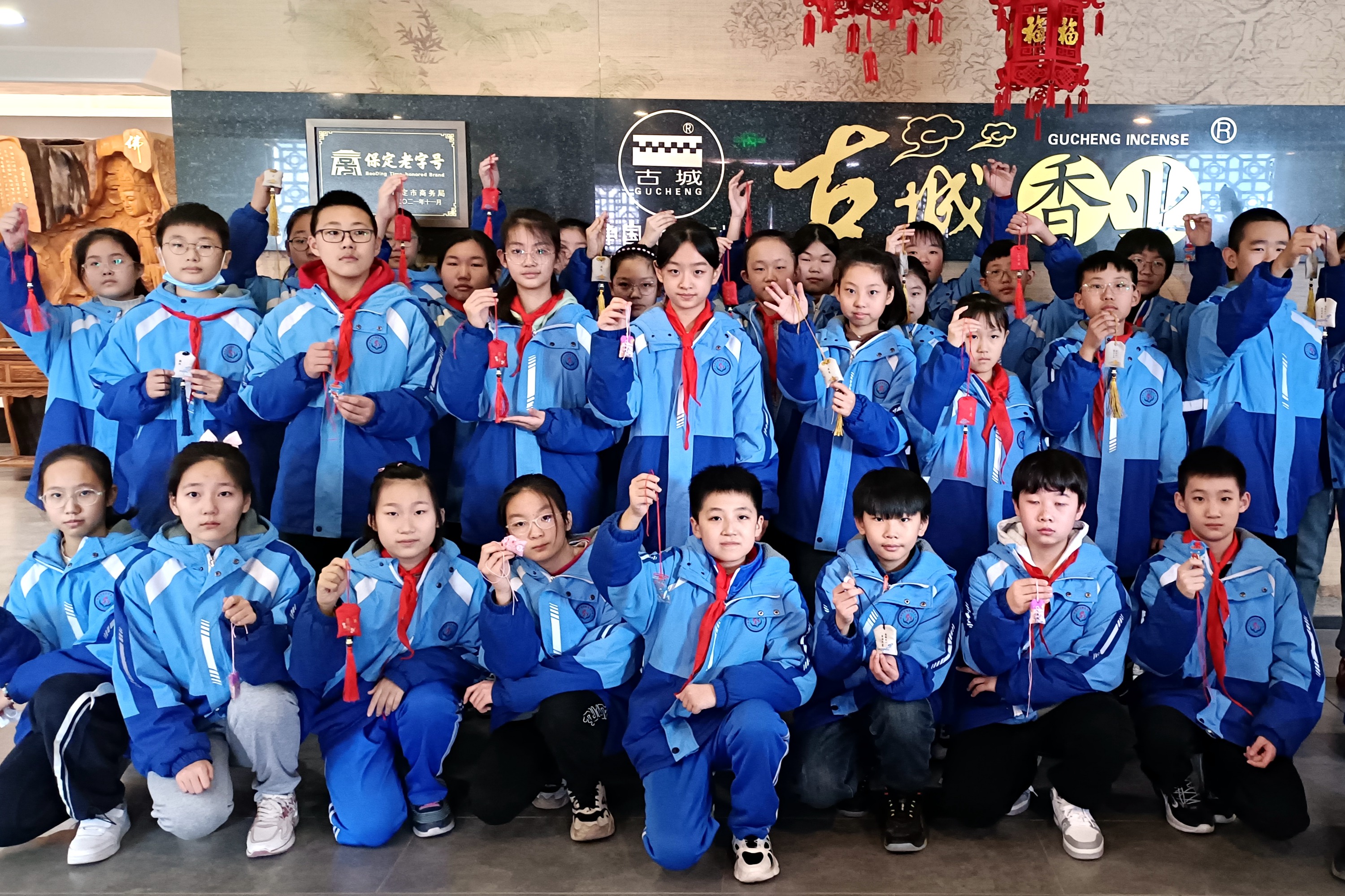 河北清苑：非遗研学 乐享假期_fororder_同学们展示亲手制作的香囊。 赵琪摄
