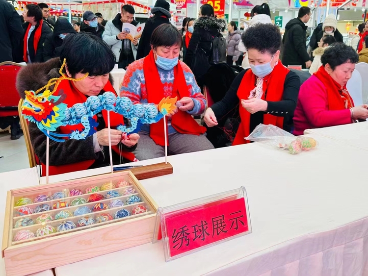 唐山路北：“围”爱相伴 “绣”美人生_fororder_图为活动现场。张子薇 摄 (3)