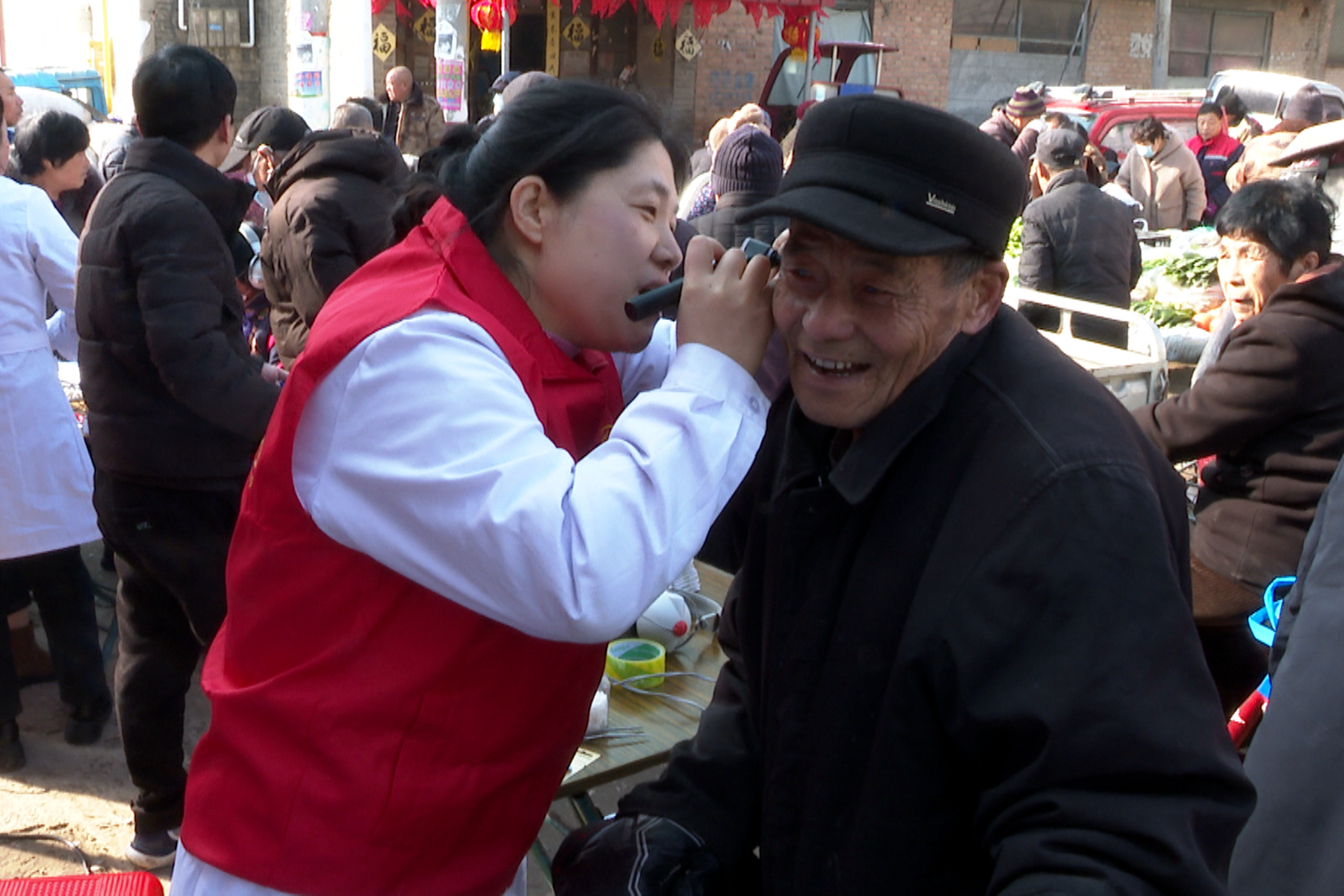 河北平泉：发展特色种植 助推乡村振兴_fororder_在魏村镇魏村西街大集，医务人员现场为群众进行听力筛查。 崔洋帆 摄