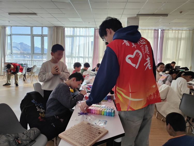 丰宁开展“青‘宁’花开——假期公益课堂文明实践‘助学支教’志愿服务项目手工DIY活动_fororder_志愿者指导孩子们做粘土  拍摄刘余