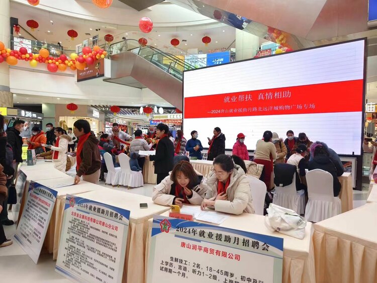 唐山路北：“围”爱相伴 “绣”美人生_fororder_图为活动现场。张子薇 摄 
