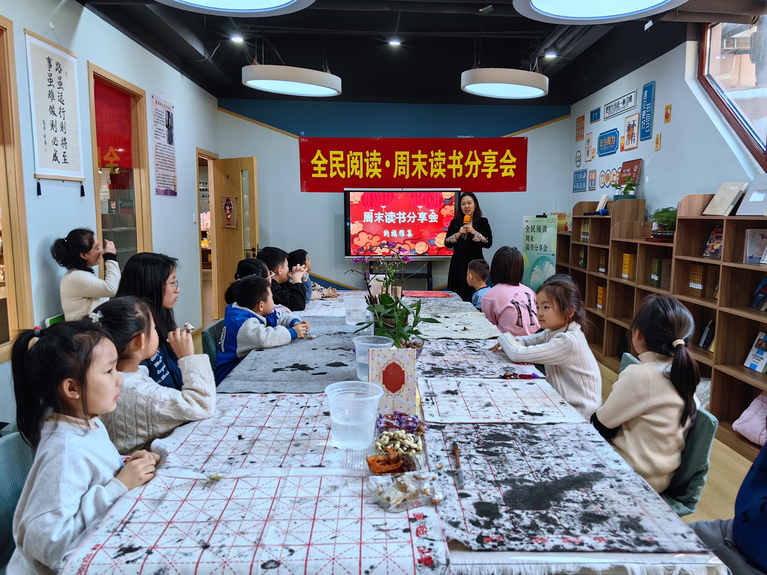 保定市满城区：文化名家纳福雅集 共迎龙年新春佳节_fororder_活动现场文化名家与孩子们共同感受福文化 摄影 单媛媛