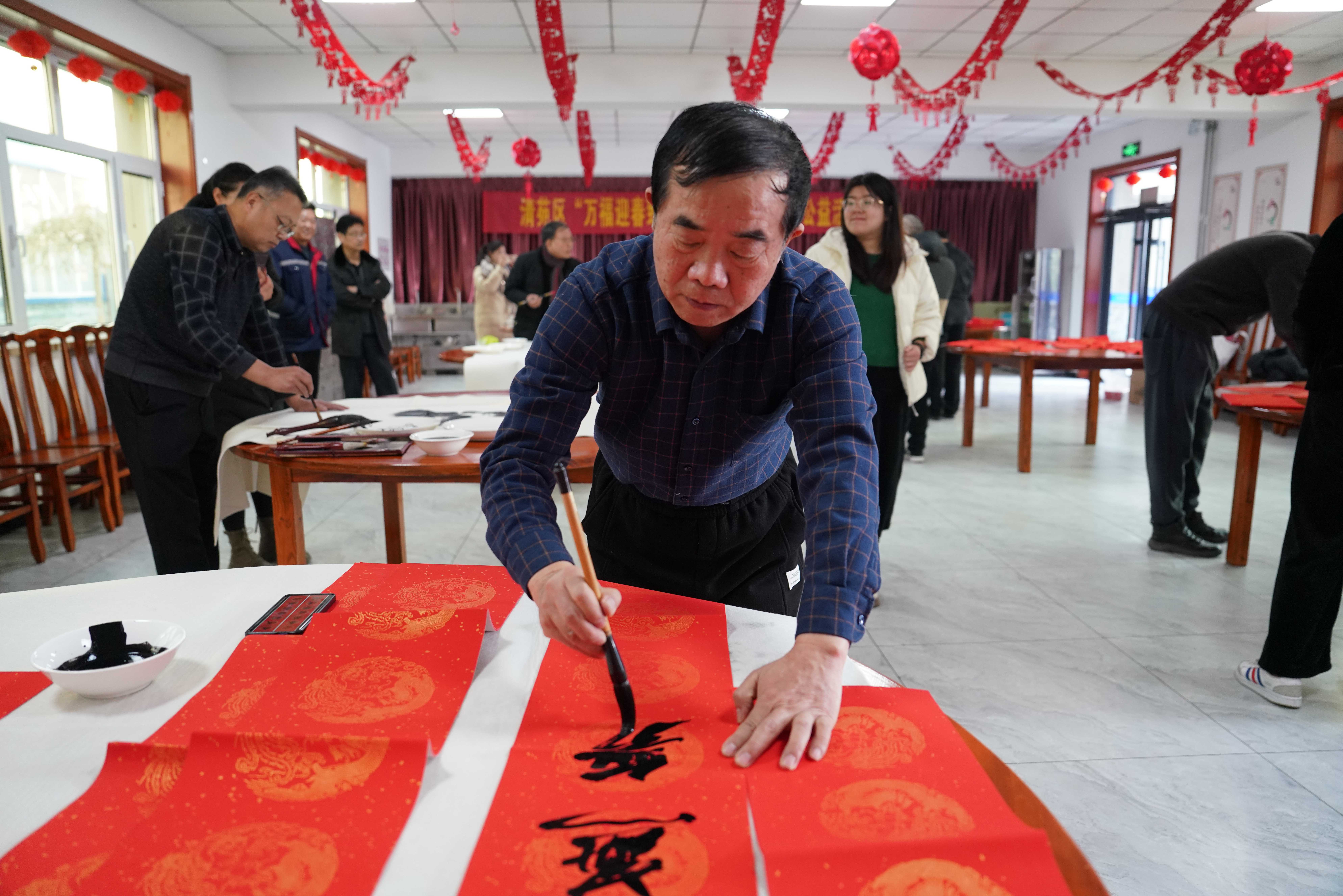 图片默认标题_fororder_清苑区书画艺术家为企业职工书写春联。摄影 王磊