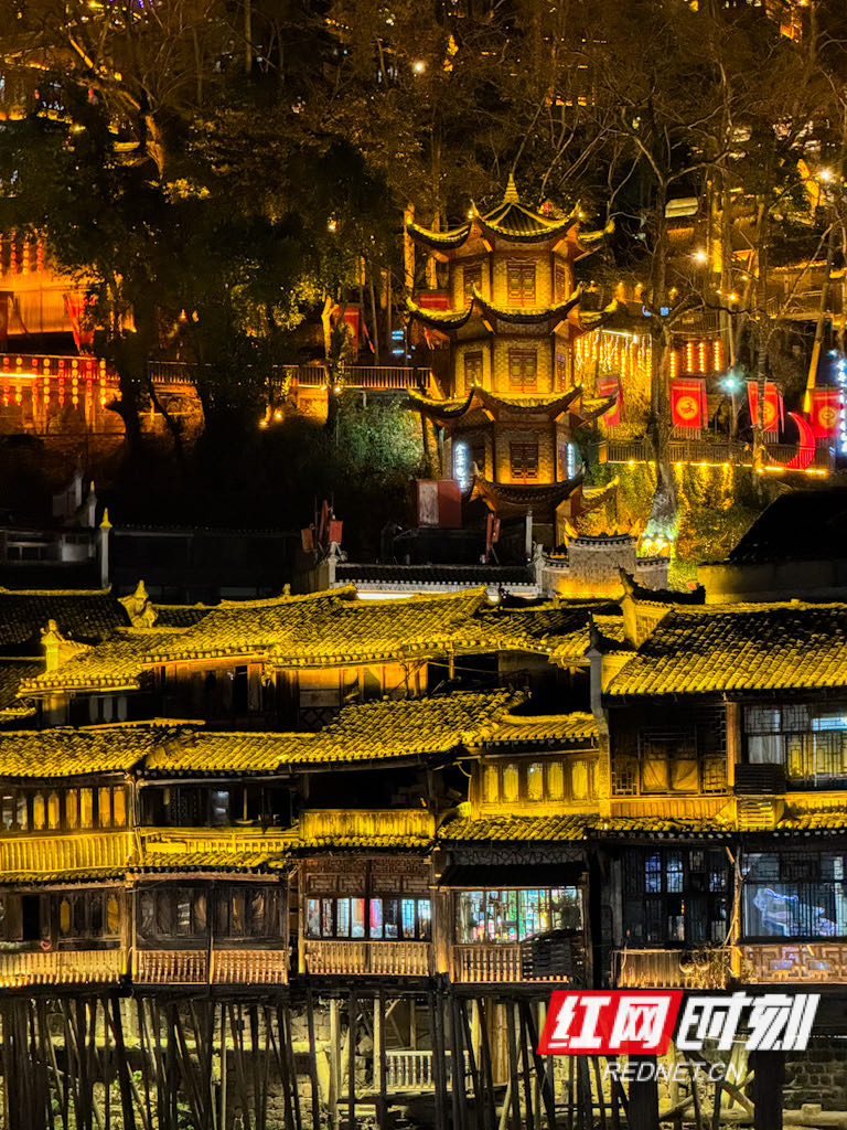 组图丨深冬时节夜游沱江 凤凰古城热度不减