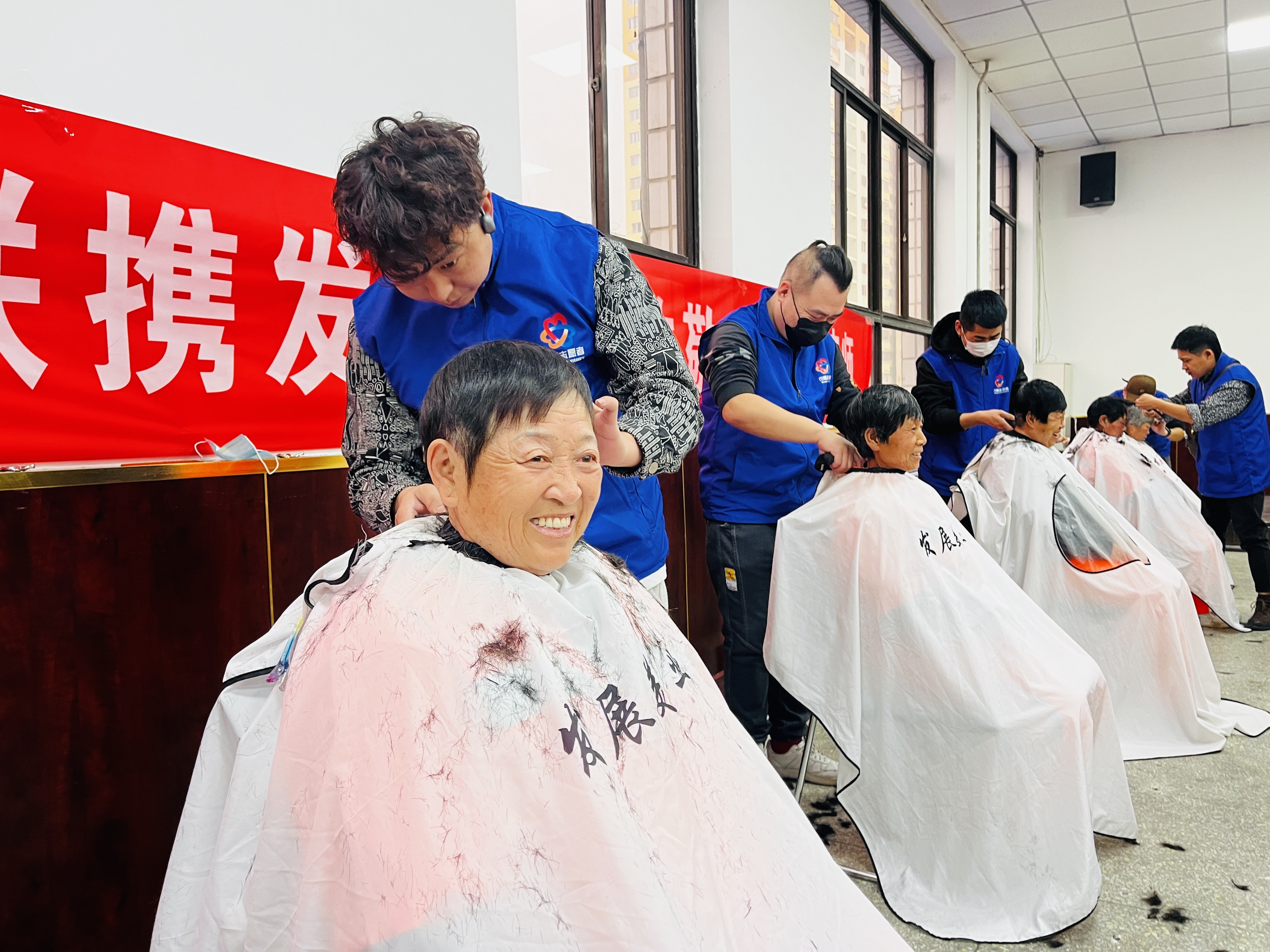 河北涞水：情暖巾帼心 爱在妇女节_fororder_图为志愿者为环卫女工提供义剪服务。李金璐 摄