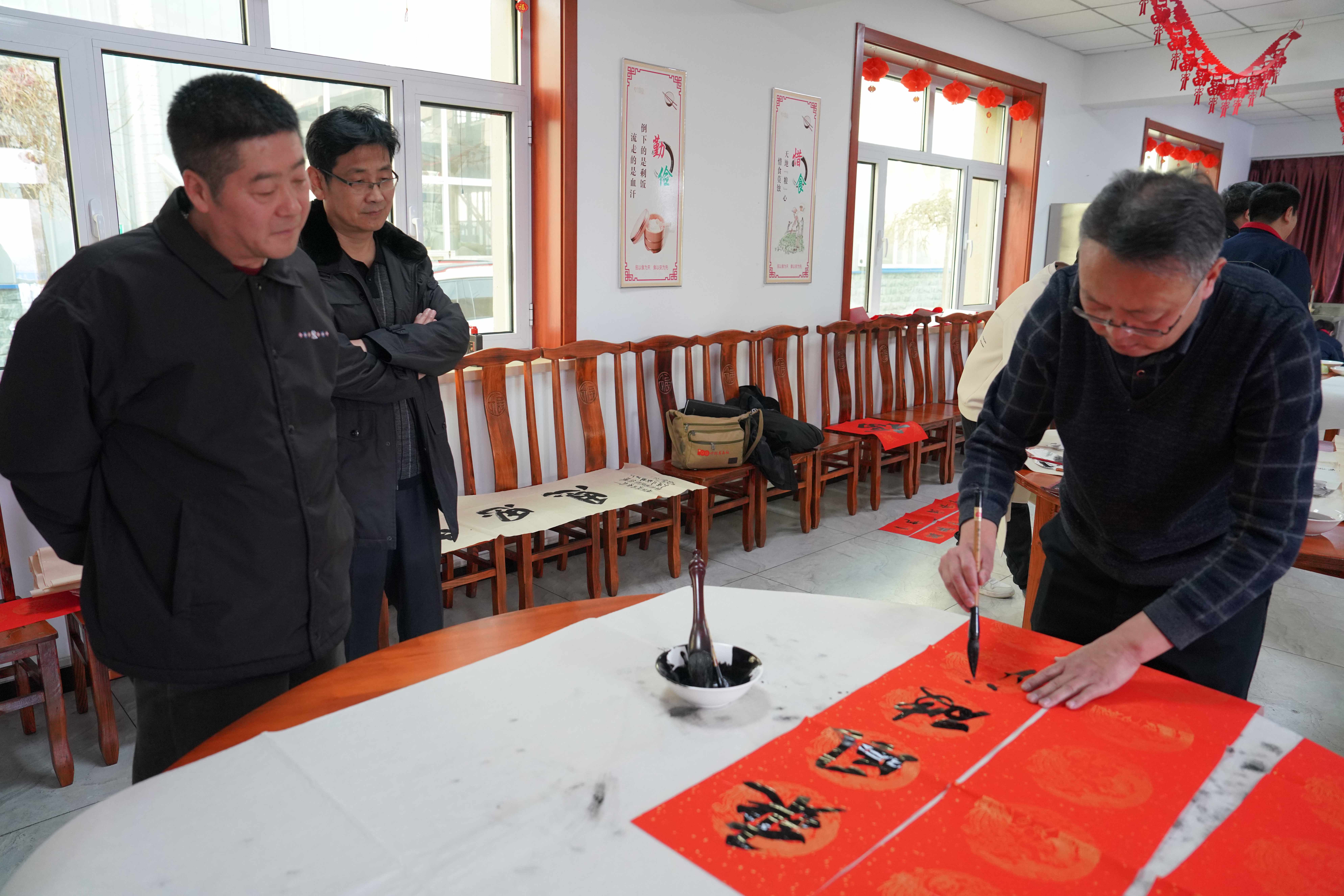 图片默认标题_fororder_清苑区书画艺术家为企业职工书写春联1。摄影 王磊