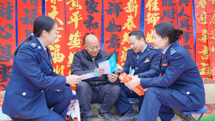 赶大集 讲税宣 春风送暖迎新年_fororder_图片2
