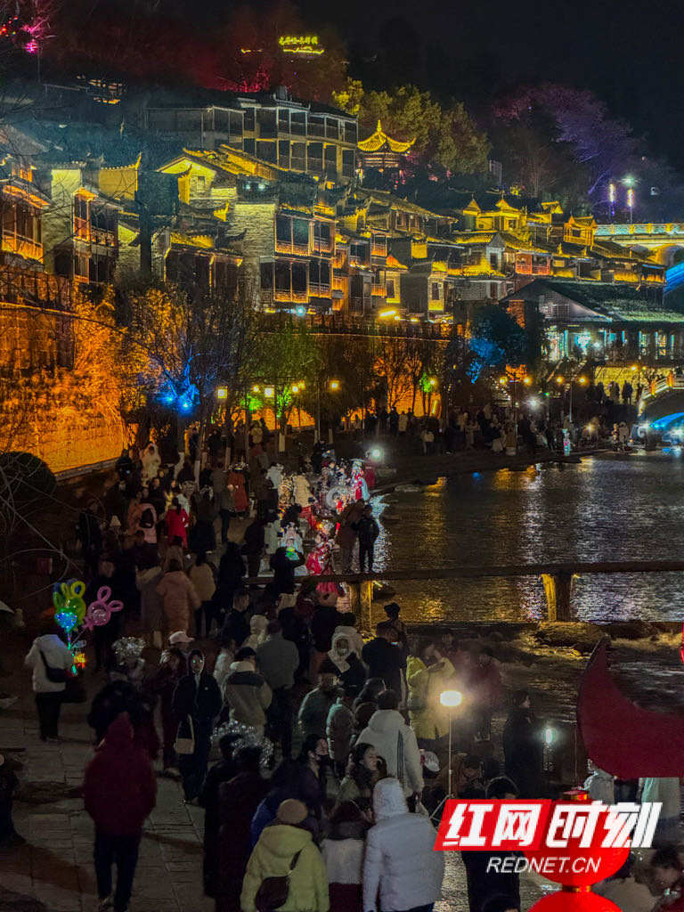 组图丨深冬时节夜游沱江 凤凰古城热度不减