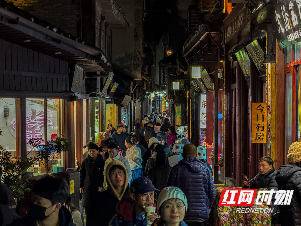 组图丨深冬时节夜游沱江 凤凰古城热度不减