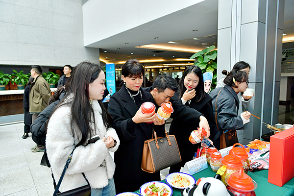 与世界互动 眉山美食走向国际_fororder_嘉宾参观东坡泡菜--供图---眉山东坡区宣传部