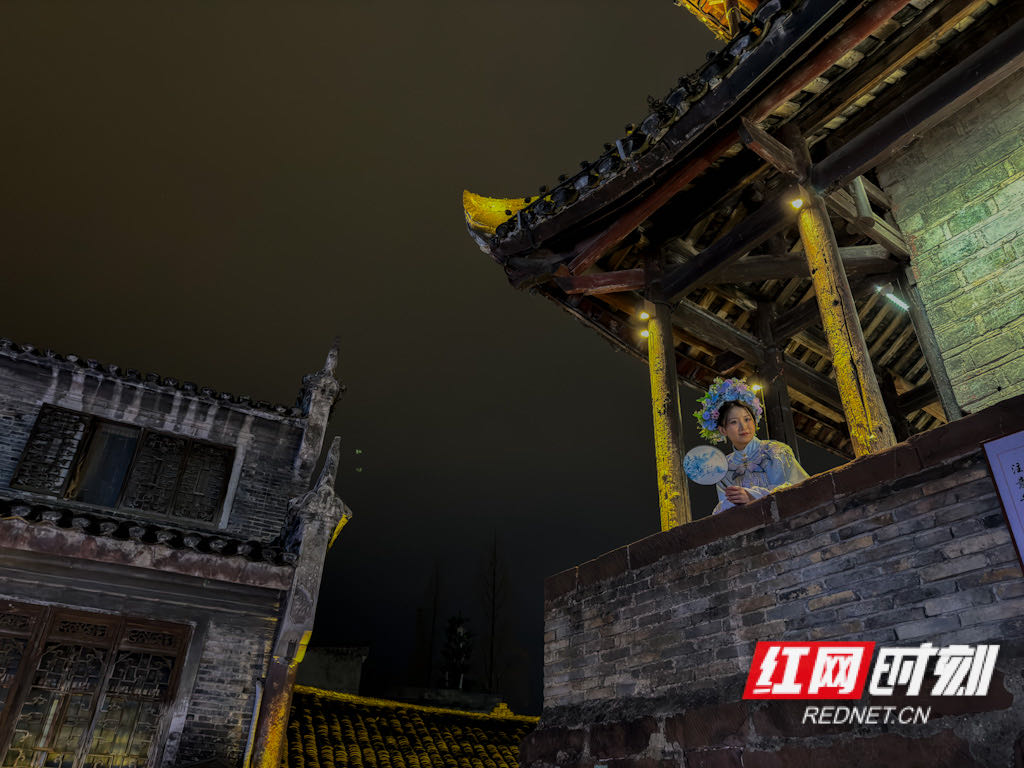组图丨深冬时节夜游沱江 凤凰古城热度不减