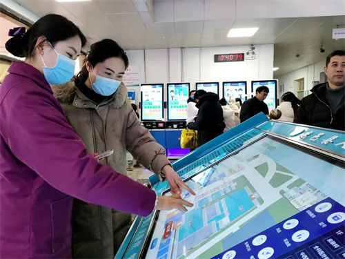 图片默认标题_fororder_工作人员向患者介绍院内导航系统