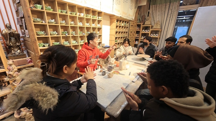赶大集、唱大戏、扭秧歌……跟老外一起感受泉城飘向世界的“年味儿”