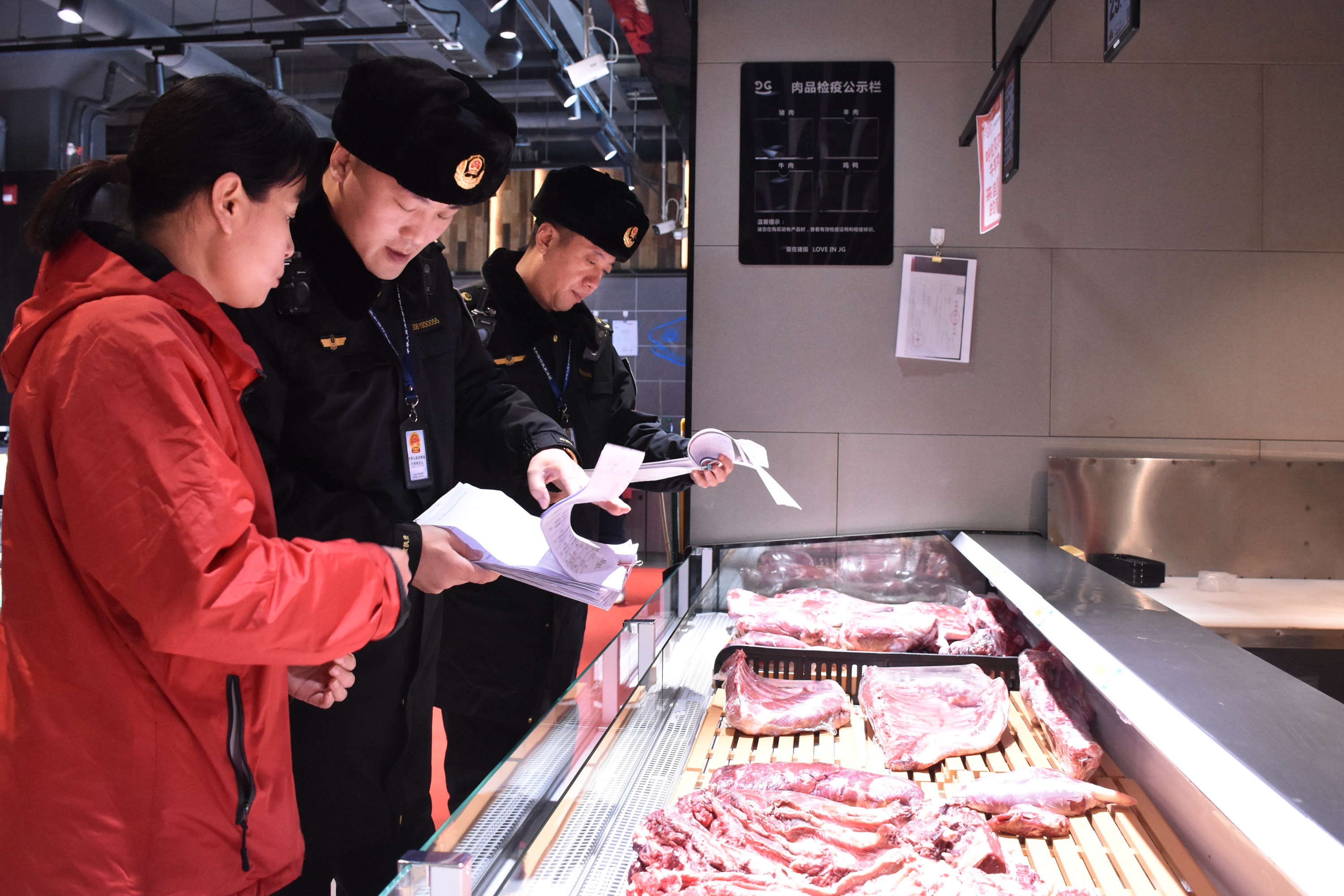 河北清苑：严把食品安全关 保障“舌尖上的安全”_fororder_执法人员对肉类食品的进货单与日期进行检查。赵琪摄.JPG