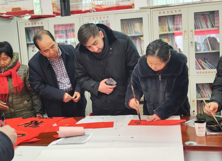 西安地铁哥伦比亚籍学员“入乡随俗”体验地道中国年