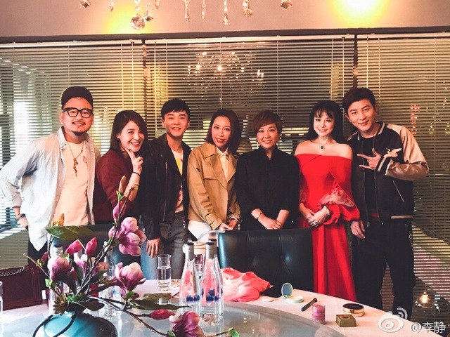 邹市明娇妻冉莹颖庆生秀香肩 与李静沈凌玩自拍