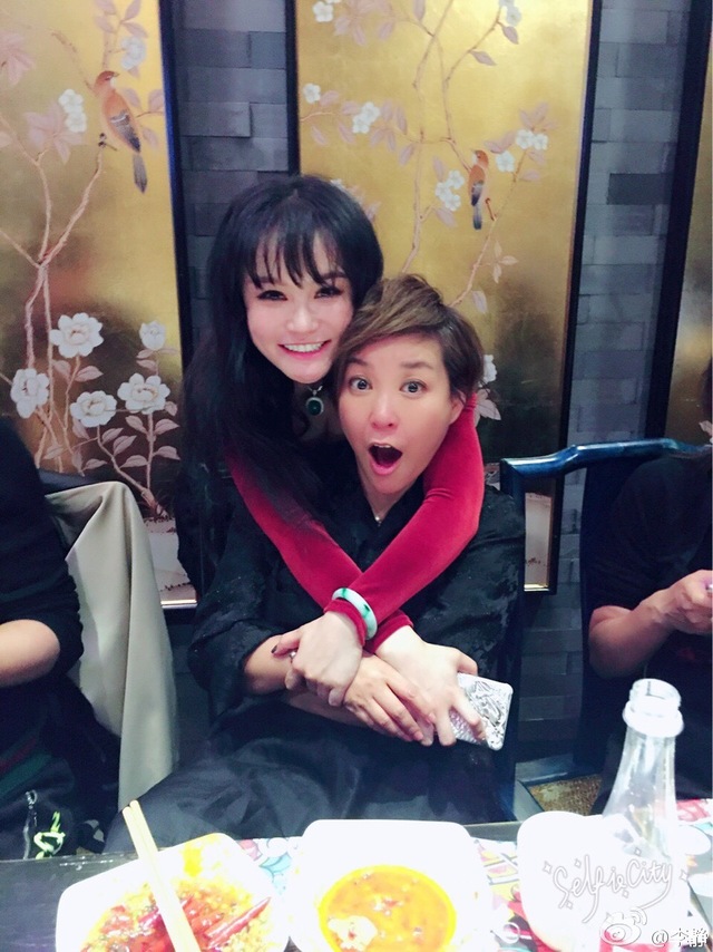 邹市明娇妻冉莹颖庆生秀香肩 与李静沈凌玩自拍