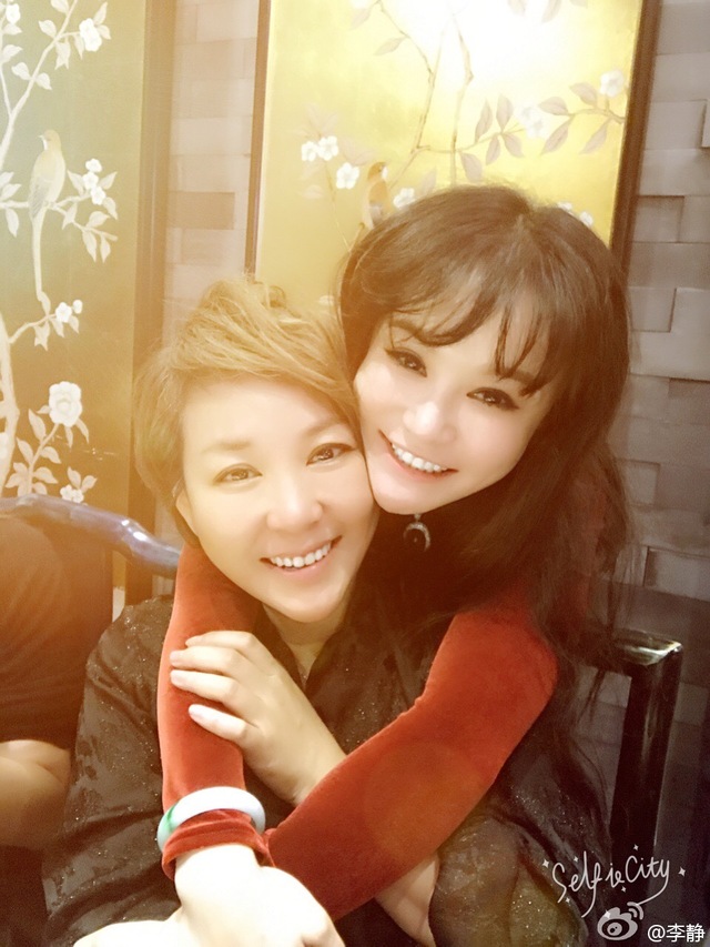 邹市明娇妻冉莹颖庆生秀香肩 与李静沈凌玩自拍